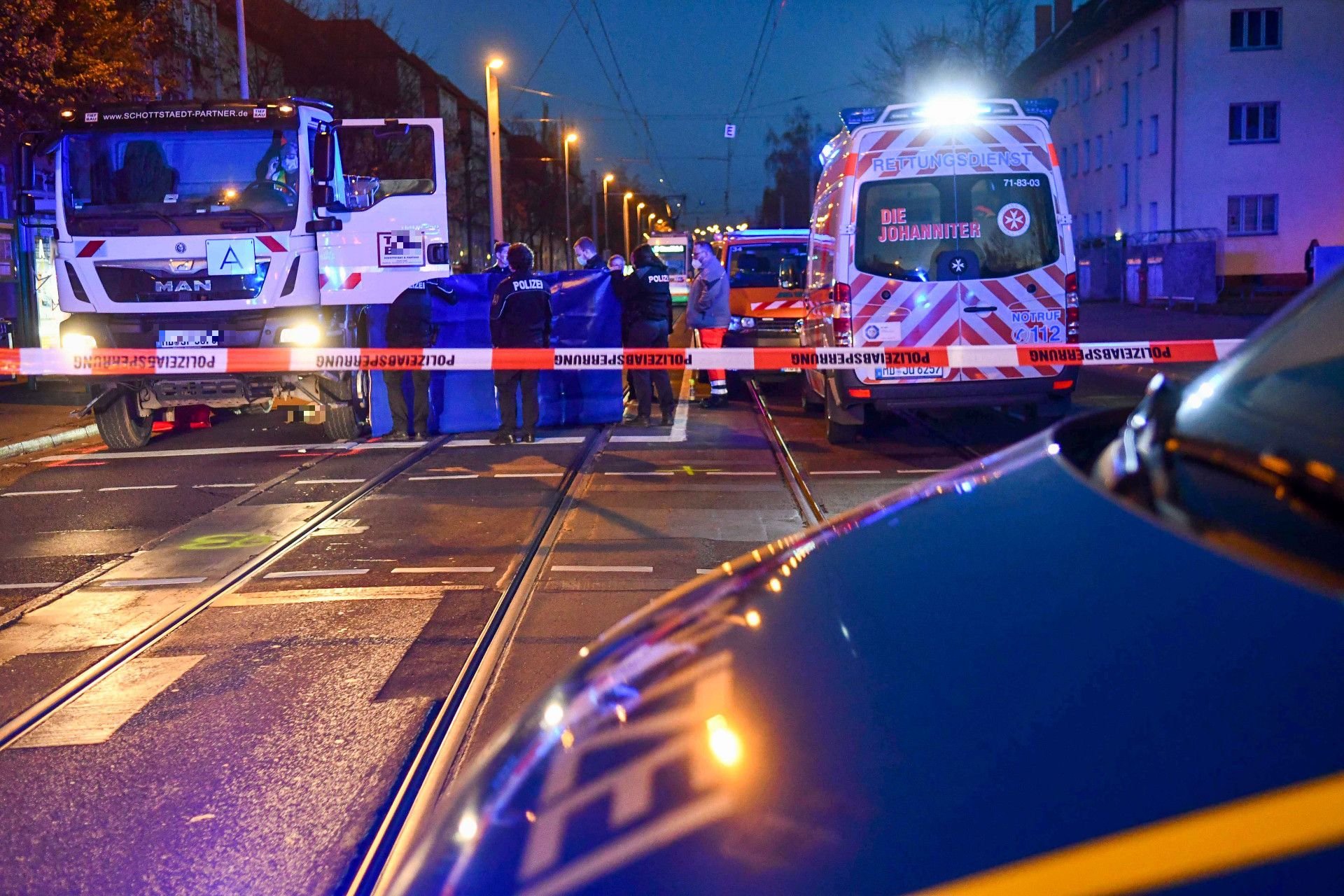 Rettungskräfte an der Unfallstelle Magdeburg. Hier war am Montag ein Mann von einem Lkw-Fahrer übersehen und überrollt worden.