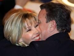 Bundeskanzler Gerhard Schröder umarmt am Dienstag (08.02.2005) im Hotel Adlon in Berlin seine Frau Doris Schröder-Köpf. Im Adlon war die Kanzlergattin zuvor von der Zeitschrift "Bunte" zur "Frau des Jahres" gekürt worden. Mit ihrem Engagement für das Gemeinwohl sei Schröder-Köpf ein Vorbild für die Menschen in Deutschland, hieß es in der Laudatio. Mit dem Preis zeichnet die "Bunte" Frauen aus, die durch kreative Ideen und kraftvolles Handeln die Gesellschaft zum Besseren wenden wollen. Schröder-Köpf sei "Mutter aus Passion" und engagiere sich vor allem für Kinder. (Foto: dpa)
