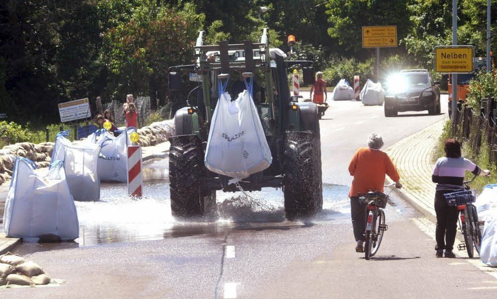 Die Straße hinter der Brücke Nelben wird langsam überflutet. Es wurden Sperren errichtet.