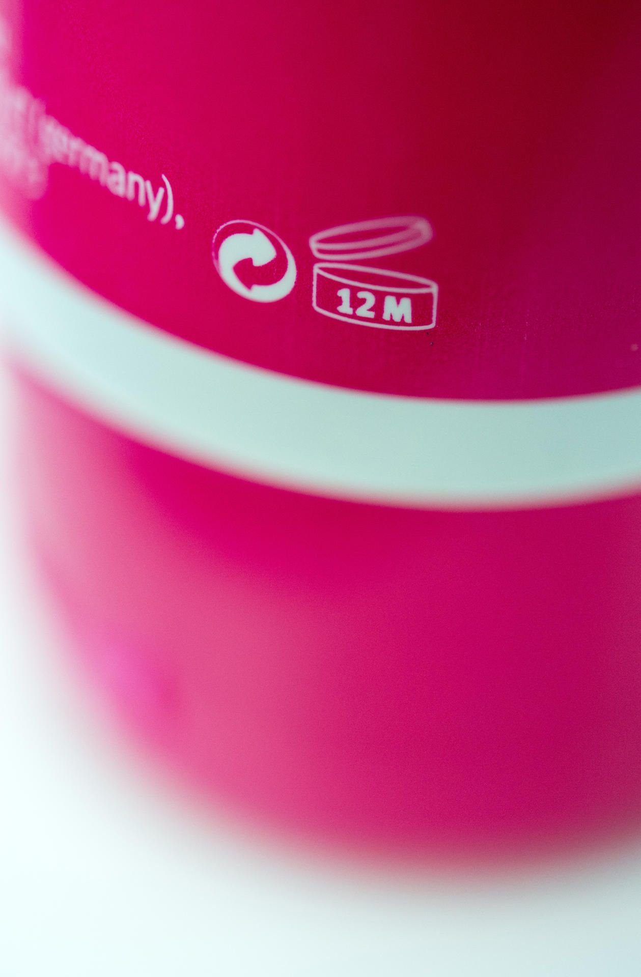 „12 M“: In dem Abbild eines Cremetiegels steht, wie viele Monate das Kosmetikprodukt nach dem Öffnen noch haltbar ist.