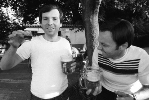 Zwei Männer trinken bei einem Betriebsfest des Betriebsteils Bohrmaschine im Mansfeldkombinat in Eisleben (Mansfelder Land) Bier und Hochprozentigen, aufgenommen im Juni 1985. (ARCHIVFOTO: DPA)
