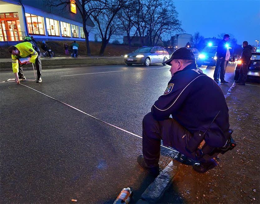 Polizeibeamte vermessen die Unfallstelle auf der Staßfurter Höhe.