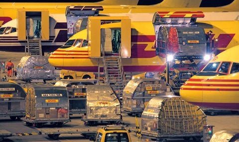 Mehrere DHL-Frachtmaschinen werden in den Nachtstunden auf dem Flughafen Leipzig/Halle beladen. (ARCHIVFOTO: DPA)