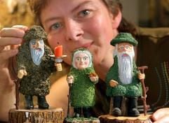 Im Heimatmuseum Falkenstein im Vogtland präsentiert Sylvia Schlenker eine Auswahl von Moosmännern und -weibeln. Die vogtländische Sagengestalt verwandelt für jede gute Tat Laub in pures Gold. (Foto: dpa)
