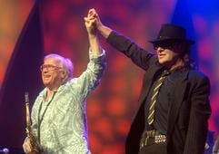 Klaus Doldinger nach dem Auftritt mit Udo Lindenberg. Der Jazz- und Filmmusiker Klaus Doldinger hat am Donnerstagabend (11.05.2006) in seinen 70. Geburtstag am Freitag auf der Konzertbühne hineingefeiert. (Foto: dpa)