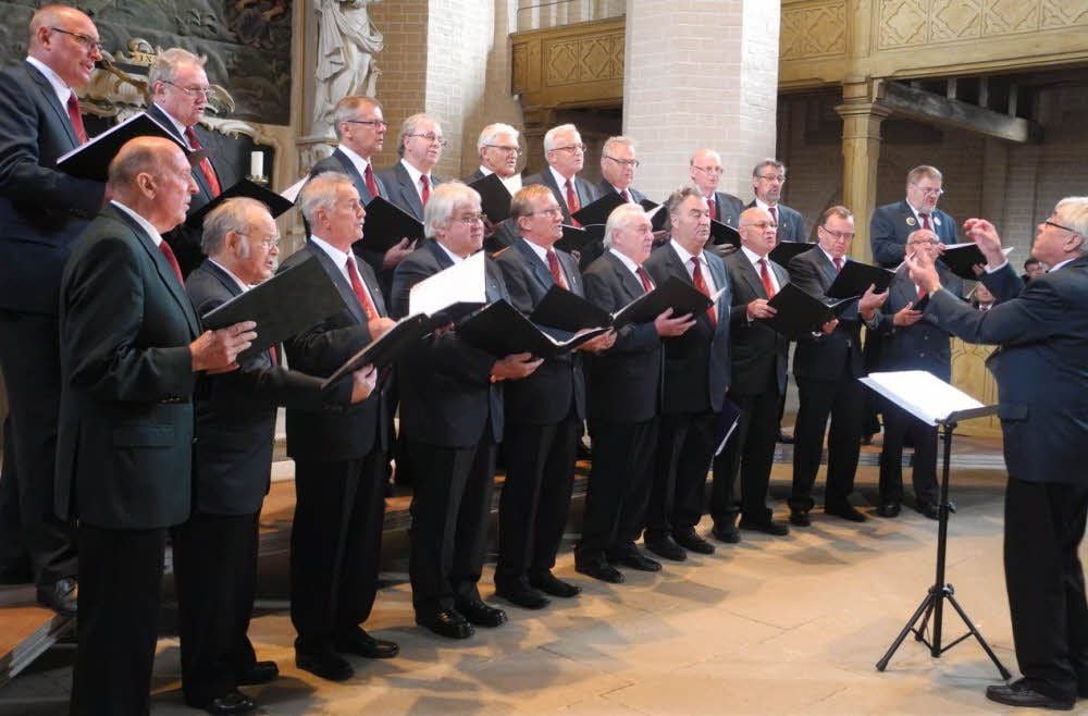 Premieren-Auftritt für den Schweinitzer Männerchor in St. Marien. Das Ensemble unter Leitung von Frank Ende ist beeindruckt von der einzigartigen Akustik der Kirche.