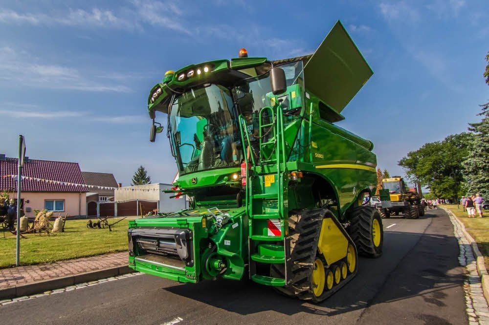 Der Mähdrescher S680i - hier beim Köselitzer Festumzug im August - ist eine gigantische Erntemaschine.