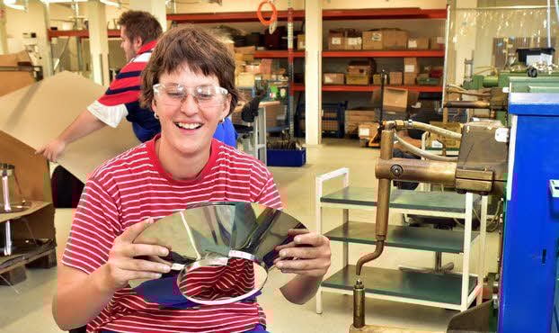 Heike Müller ist eine der Mitarbeiterinnen, die in den neuen Produktionsräumen der Integra Teile für Schornsteine fertigen.