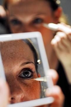 Problemzone Auge - hier zeigen sich Fältchen am ehesten. (Foto: dpa)