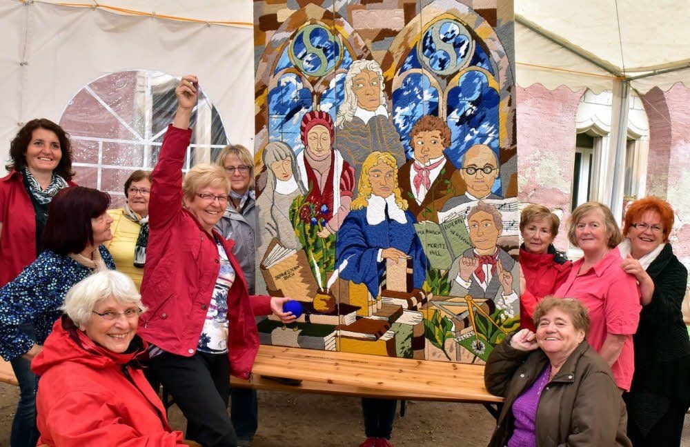 Eine lange Zeit der Handarbeit ist für die zehn Frauen vorbei: Edeltraud Matte (M.) gebührt die Ehre des letzten Stiches. Aber es geht weiter.