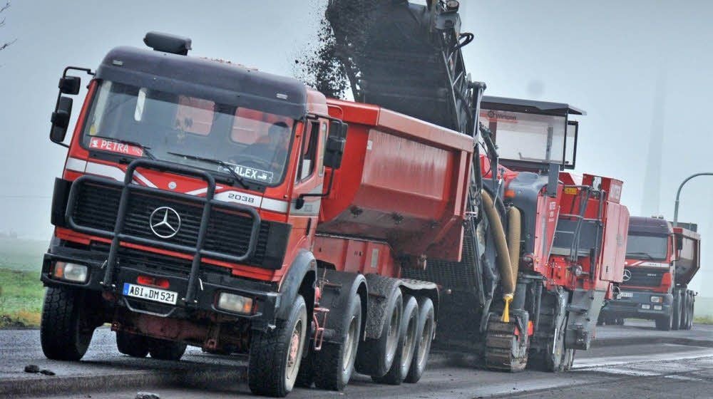 Wenn alte Straßenbeläge abgefräst werden, wird damit häufig auch an einer Umwelt-Altlast gerührt.