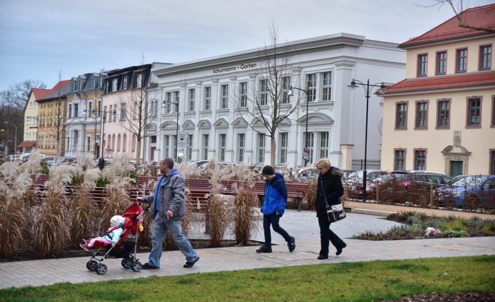 Blick auf Schumanns Garten mit seiner Fassade in hellstem Grau. Das Gebäude an der Promenade 11 wird zu einer Tagungsstätte umgebaut.
