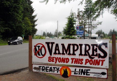 Ein Schild an der Straße zwischen Forks und La Push weist Besucher darauf hin, wo in den „Twilight“-Büchern und -Filmen die Territorien der Vampire und Werwölfe aneinander grenzen. (FOTO: DPA-TMN)