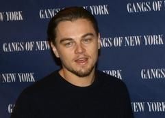 US-Schauspieler Leonardo DiCaprio steht am Donnerstag (09.01.2003) in Berlin vor einem Plakat mit dem Titel des Films "Gangs of New York", in dem er die Hauptrolle spielt. (Foto: dpa)