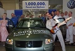 Mitarbeiter der Volkswagen Sachsen GmbH in Zwickau-Mosel stehen mit Künstlern am Donnerstag (30.01.2003) um den einmillionsten VW "Passat", der seit 1996 hier am sächsischen Standort gebaut wurde. Bei dem Jubiläumsfahrzeug handelt es sich um eine frescogrüne metallicfarbene Passat-Limousine W8 mit 275 PS, die für den nordamerikanischen Markt bestimmt ist. VW Mosel gilt als das umsatzstärksten Unternehmen in Ostdeutschland. (Foto: dpa)