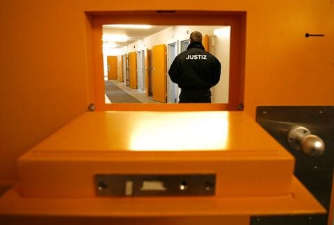 Ein Justizvollzugsbeamter steht in der neuen Justizvollzugsanstalt (JVA) Madel in Burg (Kreis Jerichower Land) vor Türen von Hafträumen. (FOTO: DPA)