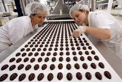 Mitarbeiterinnen beobachten den Lauf einer neuen Produktionslinie für Pralinen in der Halloren Schokoladenfabrik AG in Halle/Saale. (Archivfoto: dpa)