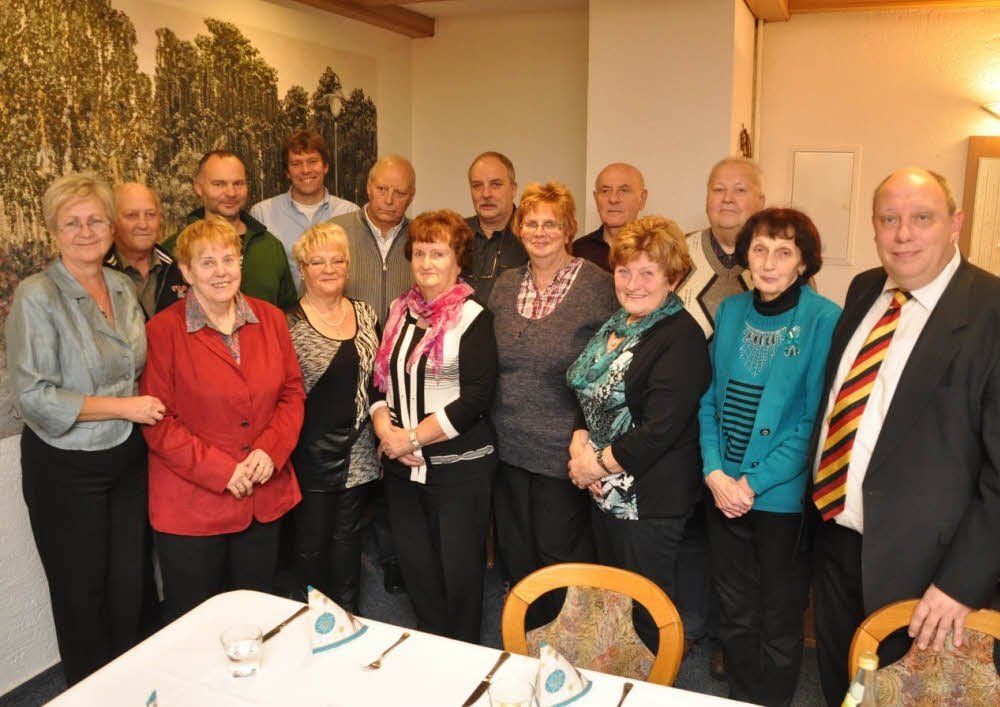 Bürgermeisterin Petra Döring (l.) und Gemeinderatsmitglied Ingo Gondro (r.) mit den Ausgezeichneten