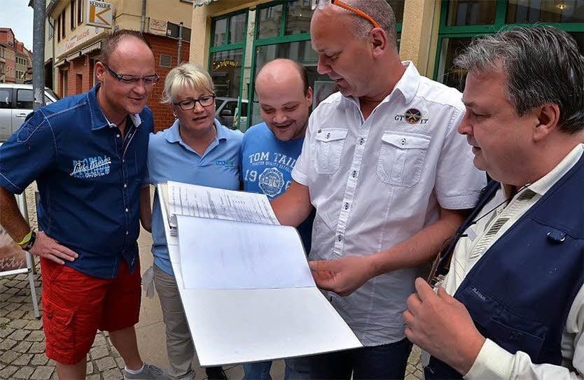 Oliver Timmel, Mandy Krause, Sven Sauerwein, René Walther und Dirk Glettner (v.l.) von der Ascherslebener Kaufmannsgilde wollen zum Gildefest die Breite Straße zur Rockmeile machen.