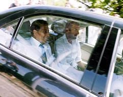 Im schwarzen Mercedes in Blatters Machtzentrum: Zinedine Zidane (r.) auf dem Weg zur entscheidenden Sitzung bei der FIFA in Zürich. (Foto: dpa)
