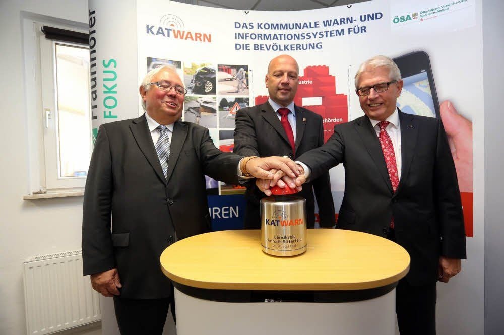 Start mit symbolischem Knopfdruck: Ortwin Neuschwander vom Fraunhofer-Institut, der amtierende Landrat Bernhard Böddeker und ÖSA-Vorstand Peter Ahlgrim (v. l.)