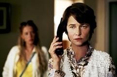 Die britische Krimiautorin Sarah Modwell (r, Charlotte Rampling) und ihre Hausgenossin Julie (Ludivine Sagnier) in einer Szene aus dem neuen französischen Kinofilm "Swimming Pool". Sarah leidet unter einer Schreibblockade. Um sich von ihrer Depression abzulenken, verbringt sie den Sommer im französischen Landhaus ihres Verlegers. Doch da taucht eines Nachts plötzlich Julie, die 20-jährige Tochter des Hausherrn auf. Sarah fühlt sich von der rücksichtslosen Julie und ihrem offen zur Schau gestellten Liebesleben zunächst gestört. Doch nach einer Weile entdeckt sie in ihr die Quelle der Inspiration für ihren neuen Roman. Start des temporeichen und spannenden Streifens von Francois Ozon ist der 14.08.2003. (Foto: dpa)