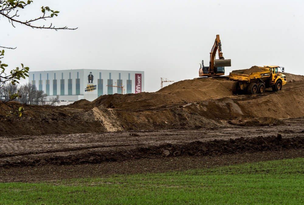 Mit Baggern wird auf dem Gelände schon gebaut. Das neue Lager soll noch höher werden als das alte.