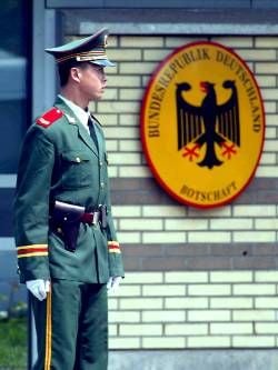 Soldat vor der deutschen Botschaft in Peking