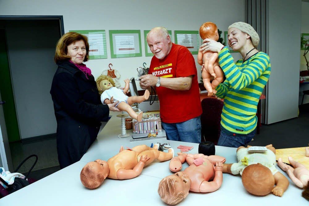 Über Mangel an Arbeit brauchen sich Günter Geier und seine Praktikantin Steffi Simon (r.) nicht beschweren. Marina Müller aus Pirkau bringt einen Patienten aus Plastik vorbei.