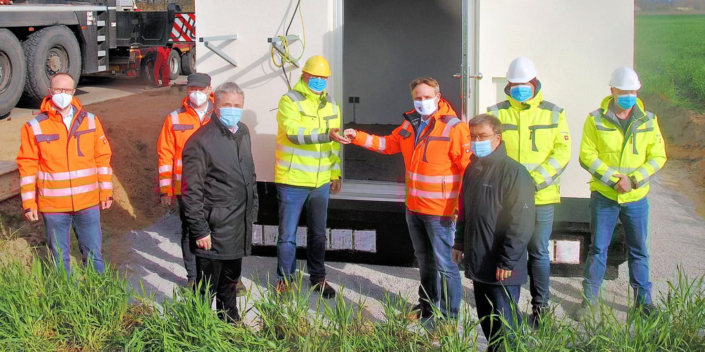 ZBA-Geschäftsführer Andreas Kluge (4. von rechts) erhielt die Schlüssel zum neuen Schaltknoten für den dritten Bauabschnitt des Projektgebiets 3. Über die Fertigstellung freuten sich auch Landrat Michael Ziche (3. von links) und VG-Bürgermeister Michael Olms (3. von rechts).
