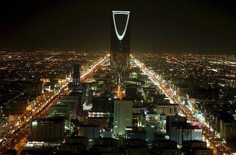 Blick vom Faisalia-Turm durch eine reflektierende Scheibe auf die nächtlich illuminierte Stadt und das 302 Meter hohe Kingdom Center (M.) in Riad, der Hauptstadt des Königreiches Saudi-Arabien. (FOTO: DPA)