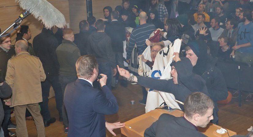 Uni-Dekan Dick befürwortete das Vorgehen der Studierenden gegen die Veranstaltung der AfD. Die will dagegen nun vorgehen.