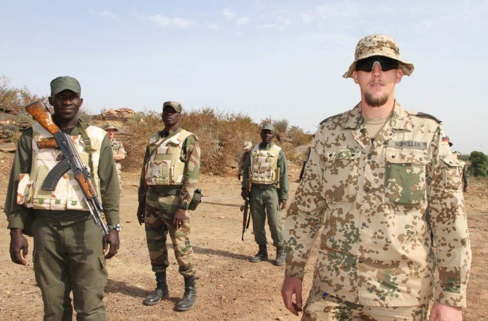 Philipp Scheller bildet Soldaten in Mali aus.