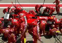 Der deutsche Formel 1-Weltmeister Michael Schumacher (Ferrari) steht am Sonntag (09.05.2004) auf der spanischen Formel 1-Rennstrecke "Circuit de Catalunya" bei Barcelona beim Großen Preis von Spanien beim Boxenstopp. (Foto: dpa)