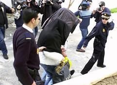 Drei Männer und eine Frau, die der Geldwäsche aus illegalen Geschäften mit Drogen und Prostitution im Umfang von mehreren Millionen Euro verdächtig sind, werden im spanischen Badeort Marbella abgeführt. (Foto: dpa)