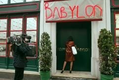 Ein Kameramann filmt am Freitag (06.12.2002) in der Innenstadt von Wien eine Angestellte des Nachtclubs "Babylon". Der «Wetten, dass...?»-Moderator Thomas Gottschalk will sich am Freitagnachmittag im Nikolaus-Gewand in ein Wiener Bordell begeben, um seine verlorene Stadtwette aus der letzten Ausgabe Anfang November in Düsseldorf einzulösen. Gottschalk hatte nicht glauben wollen, dass es den Düsseldorfern gelingt, auf ihrer Allstadtmeile «Kö» auf 640 Metern den längsten Tresen der Welt aufzubauen. Die genaue Uhrzeit von Gottschalks Bordellbesuch und der Ort gelten in Österreich als geheime Kommandosache, um die Dreharbeiten nicht zu stören. (Foto: dpa)