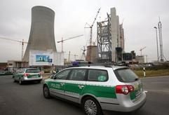Polizeifahrzeuge stehen am Freitag vor der Baustelle des Braunkohlekraftwerkes in Grevenbroich (Nordrhein-Westfalen). Bei den Monteuren, die beim teilweisen Einsturz eines riesigen Gerüsts ums Leben kamen, handelt es sich um zwei 32 und 35 Jahre alte Slowaken sowie einen 25-jährigen Tschechen. (Foto: dpa)
