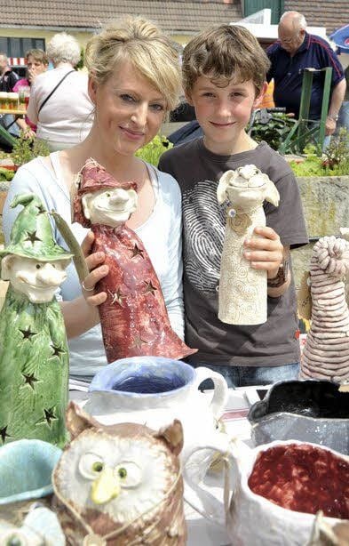 Pia Gerlach aus Quenstedt verkaufte mit ihrem Sohn Jonas auf dem Markt kreative Töpferware.