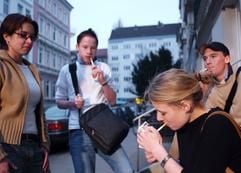 Das Problem sind oft die Freunde - gerade für Jugendliche kann die "Clique" ein Hindernis sein, mit dem Rauchen aufzuhören. (Foto: dpa)