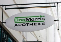 Das neue Firmenschild hängt im ostsächsischen Görlitz vor der gerade eröffneten ersten DocMorris-Apotheke in Ostdeutschland. (Foto: dpa)