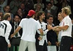 Das deutsche Davis-Cup-Team mit (l-r) Rainer Schüttler, Tommy Haas, Nikolas Kiefer, Alexander Waske und Teamchef Patrik Kühnen jubelt nach dem Sieg. (Foto: dpa)