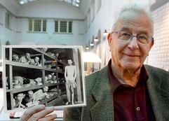 Der Holocaust-Überlebende Naftali Fürst zeigt am Freitag (26.01.2007) in Berlin ein Bild, das ihn und andere Gefangene im Konzentrationslager Buchenwald zeigt. (Foto: dpa)