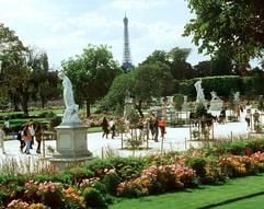 Spaziergänger in den Pariser Tuilerien-Gärten, die Andre Lenotre für den Sonnenkönig Ludwig XIV. schuf; im Hintergrund der Eiffelturm (Archivfoto aus dem Jahr 1996). Vom Louvre aus hat man heute einen freien Blick über die Tuileriengärten auf den Champs-Elysées. Einst stand hier der Tuilerien-Palast, der politischen Wirren zum Opfer fiel. Nun gibt es Pläne, diesem Palast aus dem 16. Jahrhundert wieder aufzubauen. (Foto: dpa)
