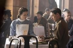 Cecilia (l, Keira Knightley) hält die Hand ihres Freundes Robbie Turner (James McAvoy) während sie an einem Tisch sitzen (Filmszene). Der Film erzählt die Geschichte der 13-jährigen Briony, die den leidenschaftlichen Flirt zwischen ihrer älteren Schwester Cecilia und dem Gärtnersohn Robbie mitbekommt. Herausgerissen aus ihrer kindlichen Phantasiewelt und verunsichert lässt sie kurz darauf ganz bewusst zu, dass Robbie für ein Verbrechen beschuldigt wird, das er nicht begangen hat. Die Folgen der Ereignisse dieses Sommers 1935 lassen keinen der drei mehr los. (Foto: dpa)