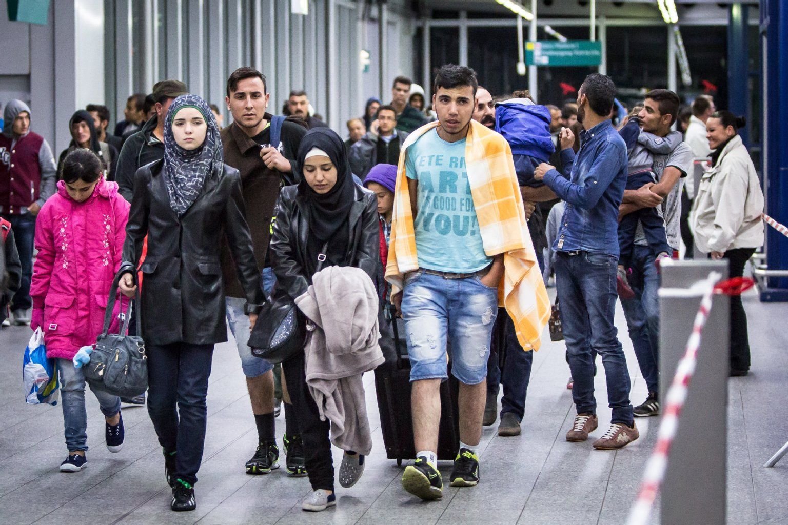 Flüchtlinge kommen an einem Flughafen an.