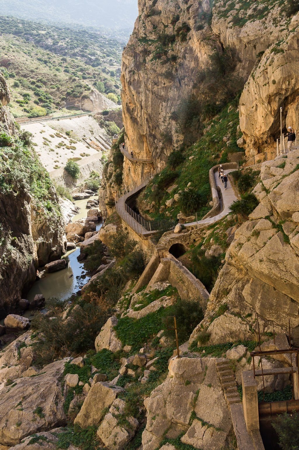 Nach der ersten schmalen Passage weitet sich das Tal wieder, dort geht es eine Weile über einen soliden Wanderweg weiter. Technisch schwierig ist der Caminito del Rey an keiner Stelle.