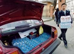 Nach der Umweltkatastrophe kam es in China zu Hamsterkäufen von Wasser. (Foto: dpa)