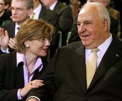 Der ehemalige Bundeskanzler Helmut Kohl hat nach dpa-Informationen in der vergangenen Woche seine Lebensgefährtin Maike Richter geheiratet. (Foto: dpa)