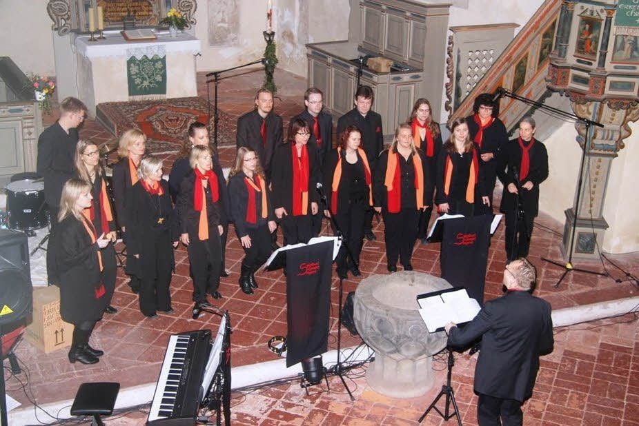 Die Dresdner Spiritual and Gospel Singers beim Auftritt in der Gräfenhainichener Kirche.