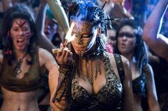 Eine Gruppe «barbarischer Kannibalen» in einer Szene des Horrofilms «Doomsday». In dem blutigen Spektakel bricht im Jahr 2008 in Glasgow ein tödlicher Virus aus, die britische Regierung stellt daraufhin ganz Schottland unter Quarantäne. (Foto: dpa)
